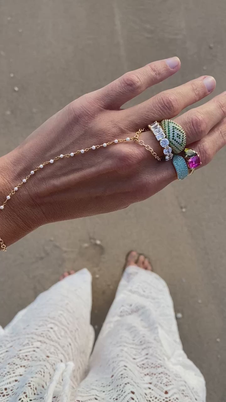 TINY PEARL HANDCHAIN